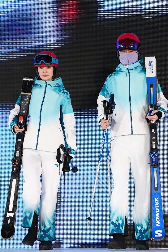 哨发布安踏开卷米兰周期年度“夯”级冰雪装备压(图17)